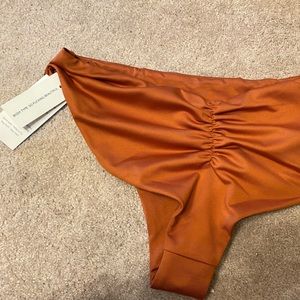 Londre high leg scrunch bottom L